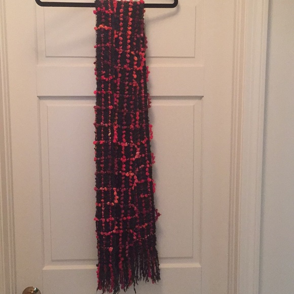 This beautiful red and greyish black scarf - Picture 4 of 6
